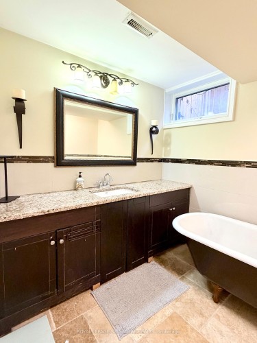 2263 Harcourt Crescent, Mississauga, ON - Indoor Photo Showing Bathroom