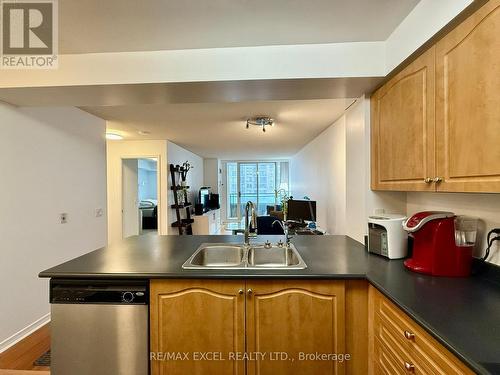 712 - 350 Red Maple Road, Richmond Hill, ON - Indoor Photo Showing Kitchen With Double Sink