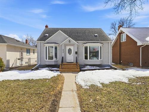 956 Calrossie BLVD  Winnipeg, MB R3T 0X1