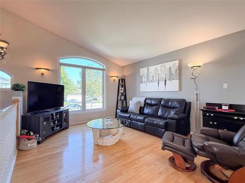 110 Fraser Crescent, Brandon, MB - Indoor Photo Showing Living Room
