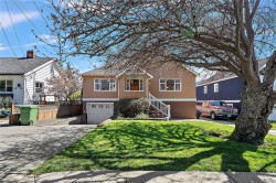2635 Asquith St Victoria, BC V8R 3Y4