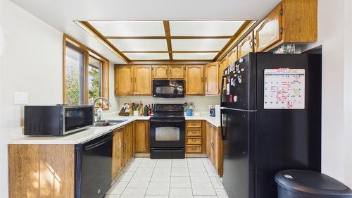 1321 16Th Street, Cranbrook, BC - Indoor Photo Showing Kitchen With Double Sink