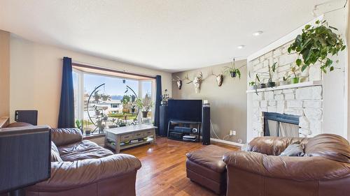 1321 16Th Street, Cranbrook, BC - Indoor Photo Showing Living Room With Fireplace