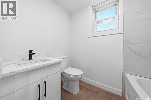 1001 23Rd Street W, Saskatoon, SK - Indoor Photo Showing Bathroom