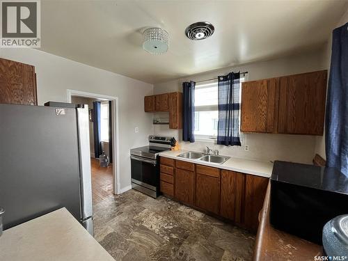 309 10Th Street E, Prince Albert, SK - Indoor Photo Showing Kitchen With Double Sink