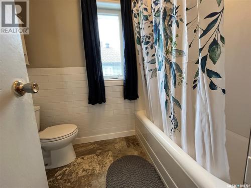 309 10Th Street E, Prince Albert, SK - Indoor Photo Showing Bathroom
