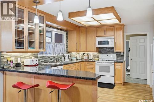 31 Cantlon Crescent, Saskatoon, SK - Indoor Photo Showing Kitchen With Double Sink