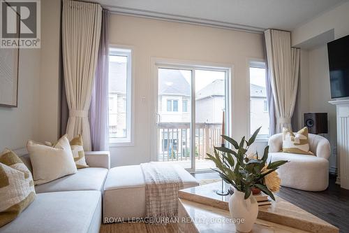 3963 Lodi Road, Burlington, ON - Indoor Photo Showing Living Room