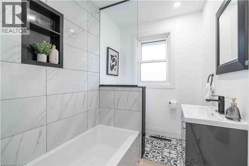 67 Toby Crescent, Hamilton, ON - Indoor Photo Showing Bathroom