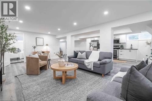 67 Toby Crescent, Hamilton, ON - Indoor Photo Showing Living Room