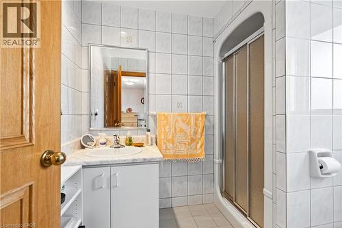 79 Maple Drive, Hamilton, ON - Indoor Photo Showing Bathroom