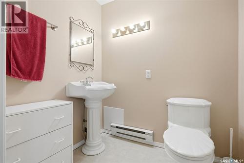 321 Elphinstone Street, Regina, SK - Indoor Photo Showing Bathroom
