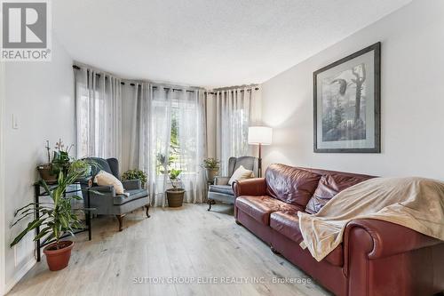 5824 Prairie Circle, Mississauga, ON - Indoor Photo Showing Living Room