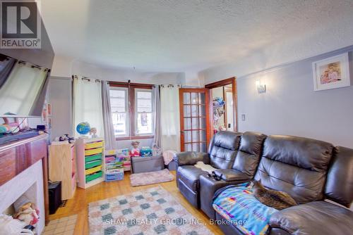 34 Barons Avenue S, Hamilton, ON - Indoor Photo Showing Living Room