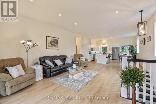 283 Platten Boulevard, Scugog, ON - Indoor Photo Showing Living Room