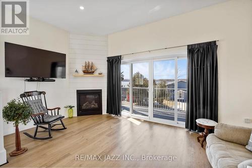 283 Platten Boulevard, Scugog, ON - Indoor Photo Showing Living Room With Fireplace