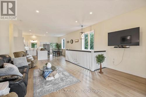 283 Platten Boulevard, Scugog, ON - Indoor Photo Showing Living Room