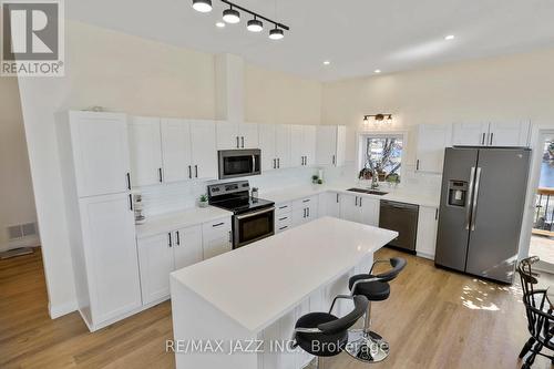 283 Platten Boulevard, Scugog, ON - Indoor Photo Showing Kitchen With Double Sink With Upgraded Kitchen