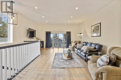 283 Platten Boulevard, Scugog, ON - Indoor Photo Showing Living Room