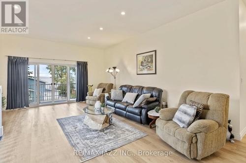 283 Platten Boulevard, Scugog, ON - Indoor Photo Showing Living Room