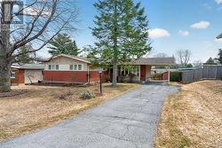 32 BOWMOOR AVENUE  Ottawa, ON K2E 6M4