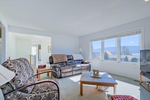 1056 Aubrey Road, West Kelowna, BC - Indoor Photo Showing Living Room