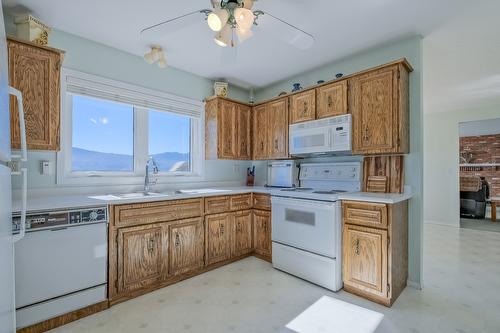 1056 Aubrey Road, West Kelowna, BC - Indoor Photo Showing Kitchen