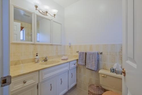 1056 Aubrey Road, West Kelowna, BC - Indoor Photo Showing Bathroom