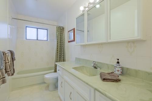 1056 Aubrey Road, West Kelowna, BC - Indoor Photo Showing Bathroom