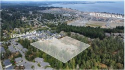 517 Latoria Rd Colwood, BC V9C 0M3