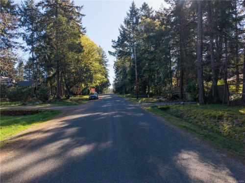 537 Cromar Rd, North Saanich, BC 