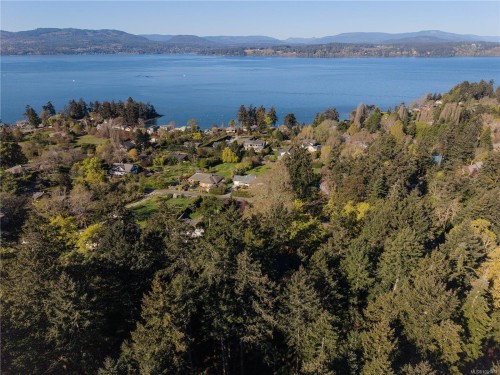 537 Cromar Rd, North Saanich, BC 