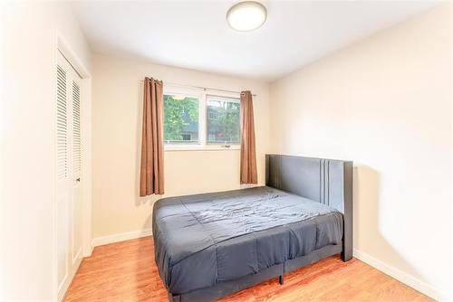 215 Carriage Rd, Winnipeg, MB 