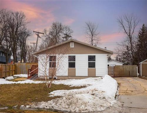 215 Carriage RD  Winnipeg, MB R2Y 0L7