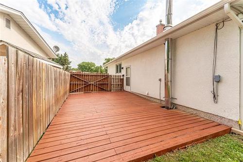 215 Carriage Rd, Winnipeg, MB 