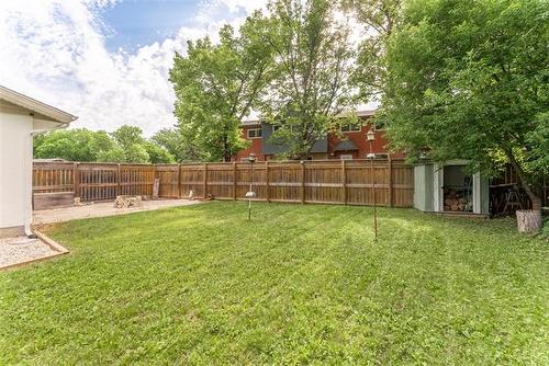 215 Carriage Rd, Winnipeg, MB 