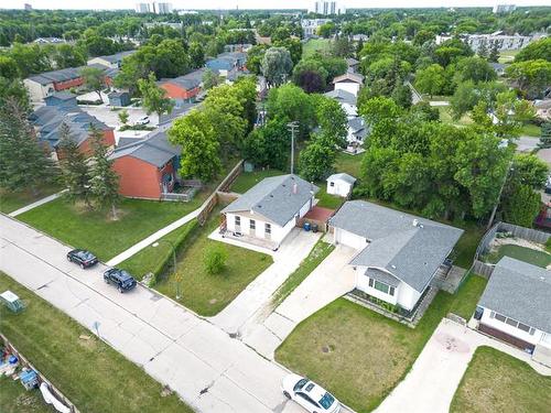 215 Carriage Rd, Winnipeg, MB 