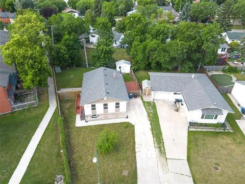 215 Carriage Rd, Winnipeg, MB 