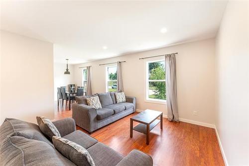 215 Carriage Rd, Winnipeg, MB 
