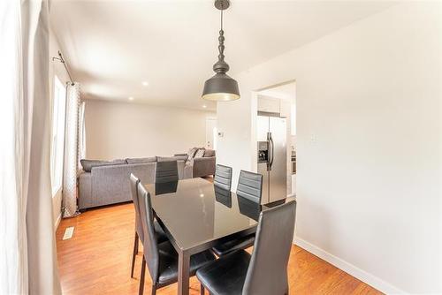 215 Carriage Rd, Winnipeg, MB 