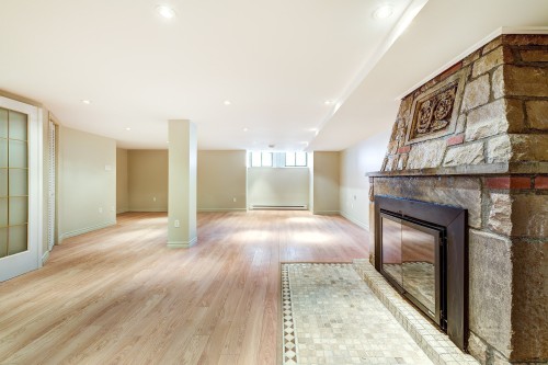 Salle familiale - 19 Av. Winchester, Westmount, QC - Indoor With Fireplace