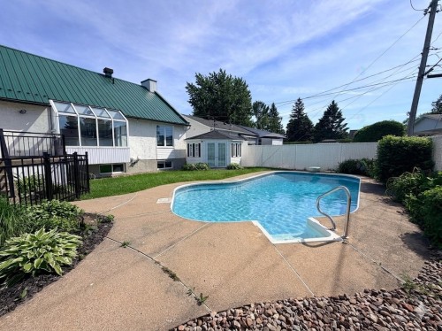 Piscine - 24 Rue Amireault, L'Épiphanie, QC 