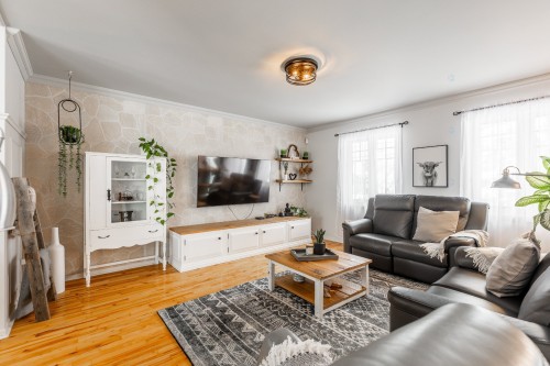 Salon - 24 Rue Amireault, L'Épiphanie, QC 