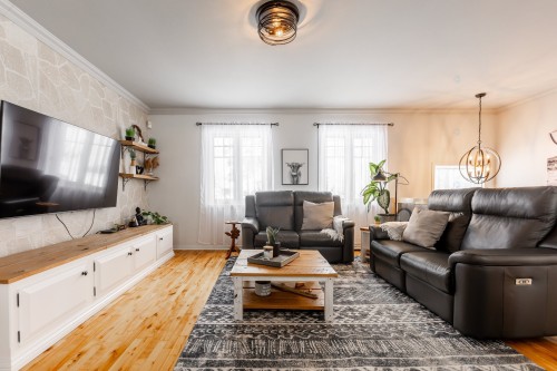 Salon - 24 Rue Amireault, L'Épiphanie, QC 