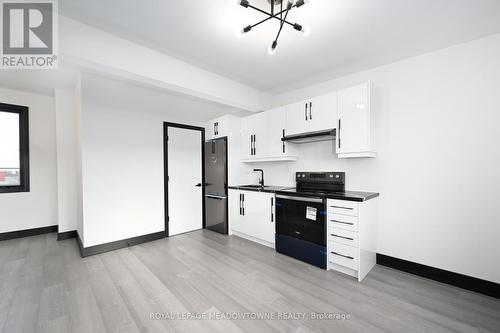 374 Highway 8, Hamilton, ON - Indoor Photo Showing Kitchen
