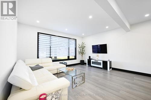 374 Highway 8, Hamilton, ON - Indoor Photo Showing Living Room