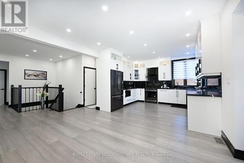 374 Highway 8, Hamilton, ON - Indoor Photo Showing Kitchen