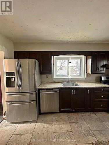 1421 Freeport Drive, Mississauga, ON - Indoor Photo Showing Kitchen