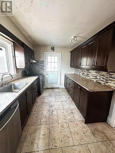 1421 Freeport Drive, Mississauga, ON - Indoor Photo Showing Kitchen