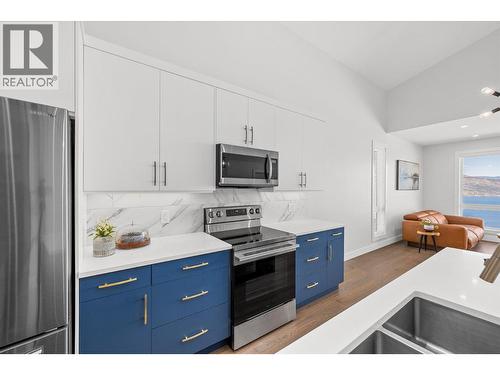 New LG oven with a 2-year warranty - 1860 Blue Bunch Court, Kelowna, BC - Indoor Photo Showing Kitchen With Double Sink